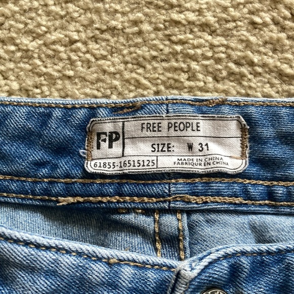 FREE PEOPLE EUC Destructed Capris - 31 - Picture 2 of 6
